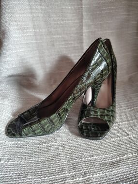 The Limited Green Croc Embossed Peep Toe Pumps Size 7M Patent Heels